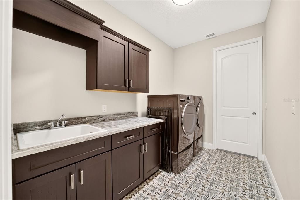 For Sale: $999,000 (3 beds, 3 baths, 2601 Square Feet)