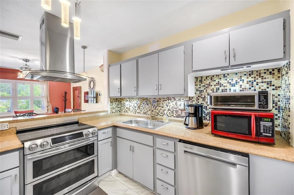 For Rent: $3,000 (3 beds, 2 baths, 1496 Square Feet)