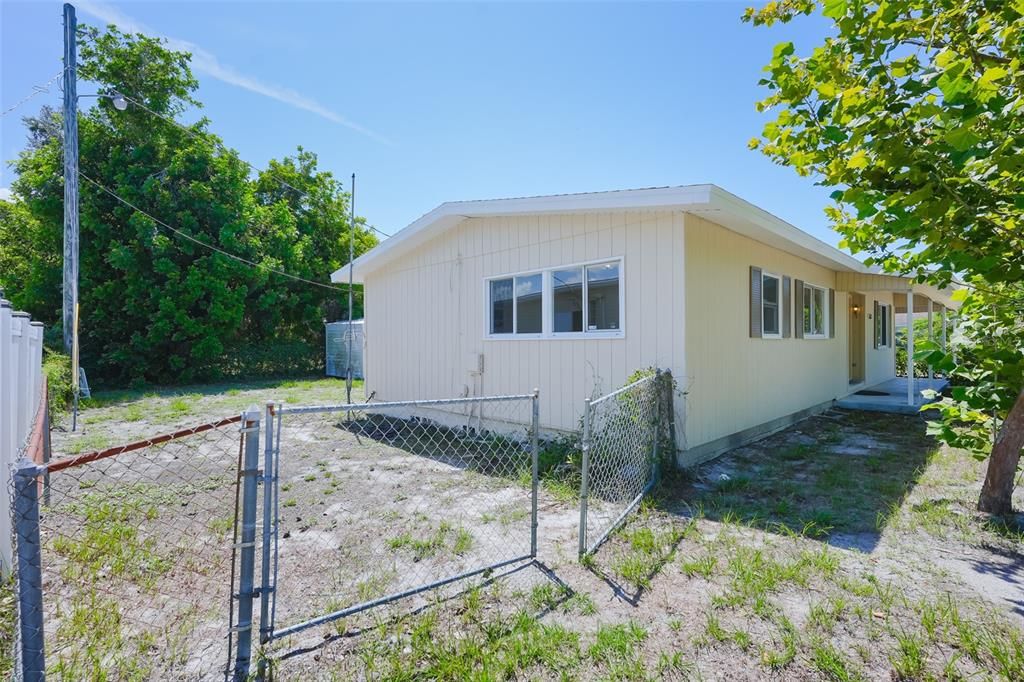 For Sale: $320,000 (2 beds, 2 baths, 1128 Square Feet)