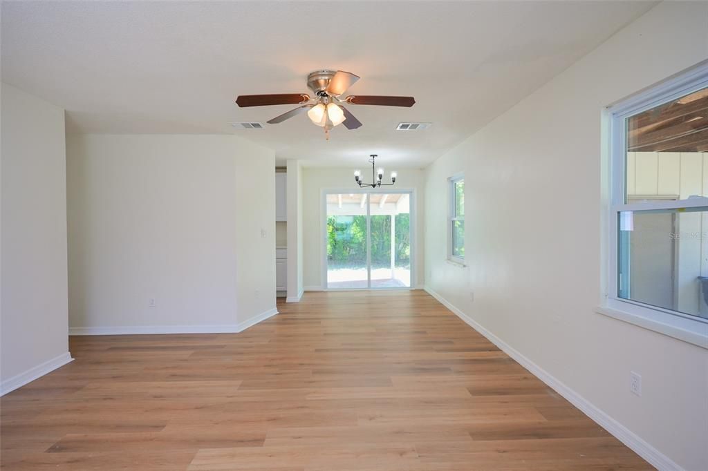 For Sale: $320,000 (2 beds, 2 baths, 1128 Square Feet)