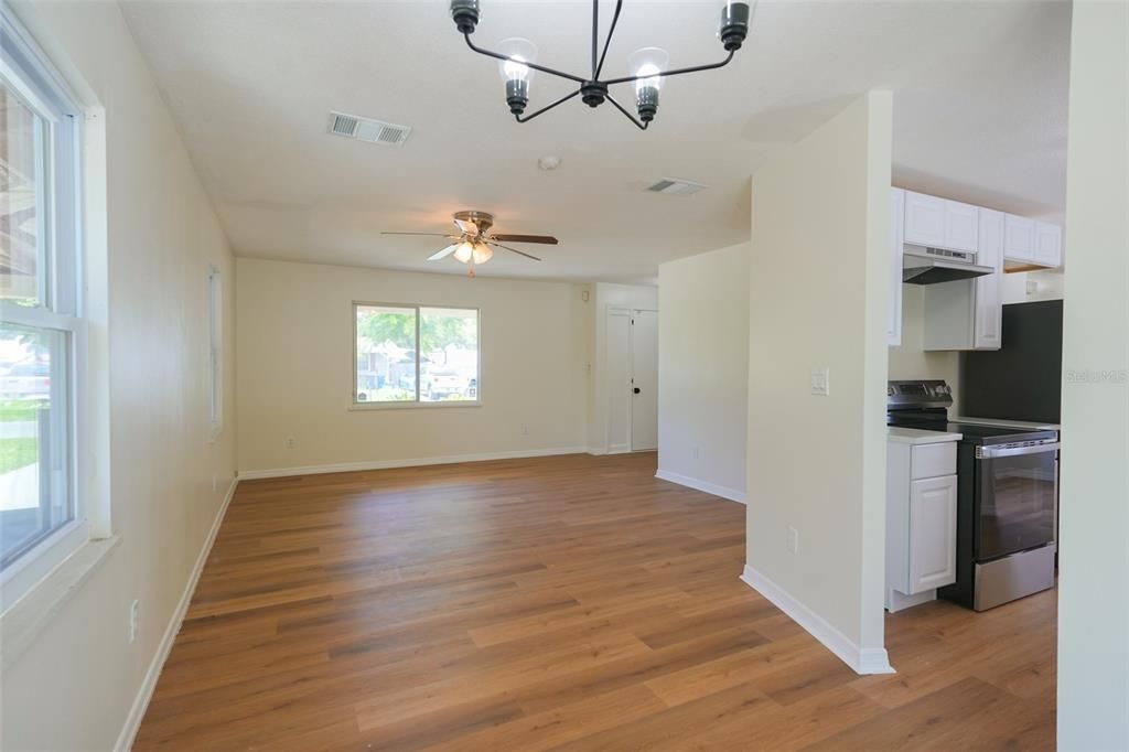 For Sale: $320,000 (2 beds, 2 baths, 1128 Square Feet)