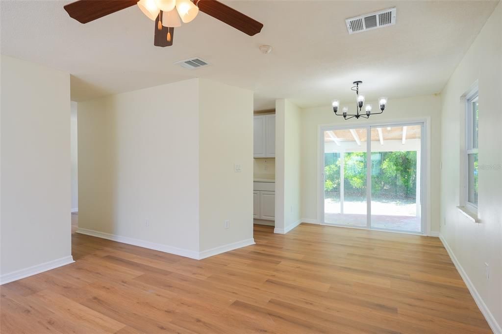 For Sale: $320,000 (2 beds, 2 baths, 1128 Square Feet)