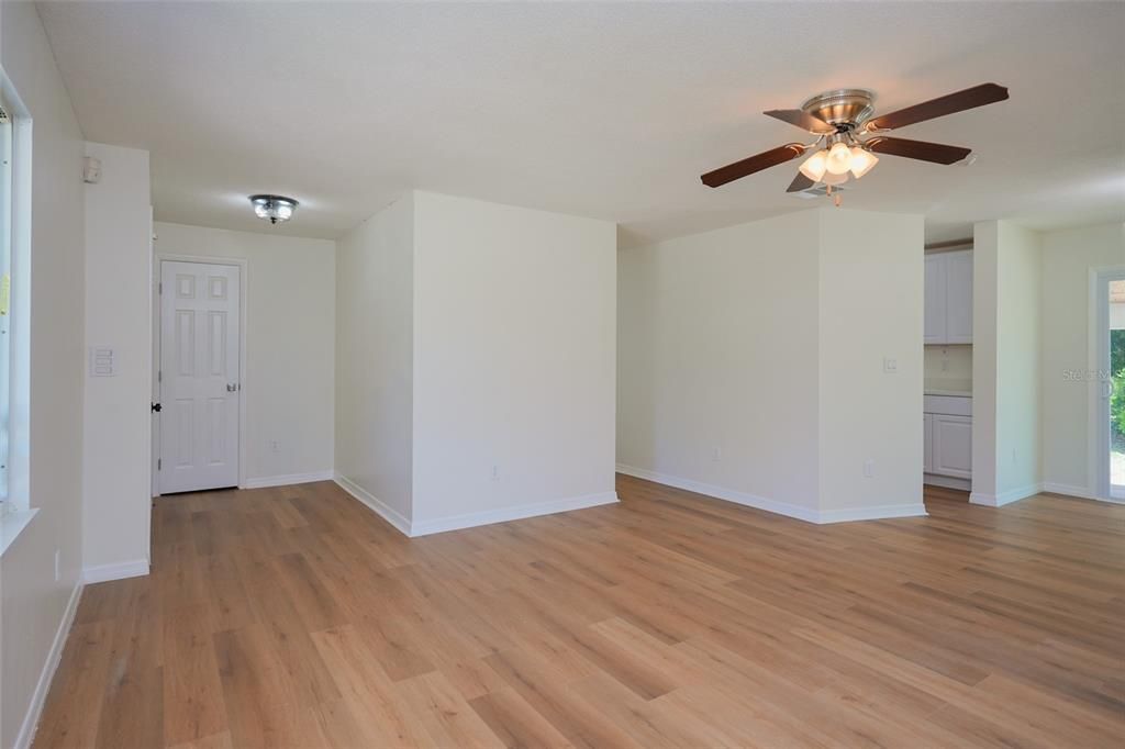 For Sale: $320,000 (2 beds, 2 baths, 1128 Square Feet)