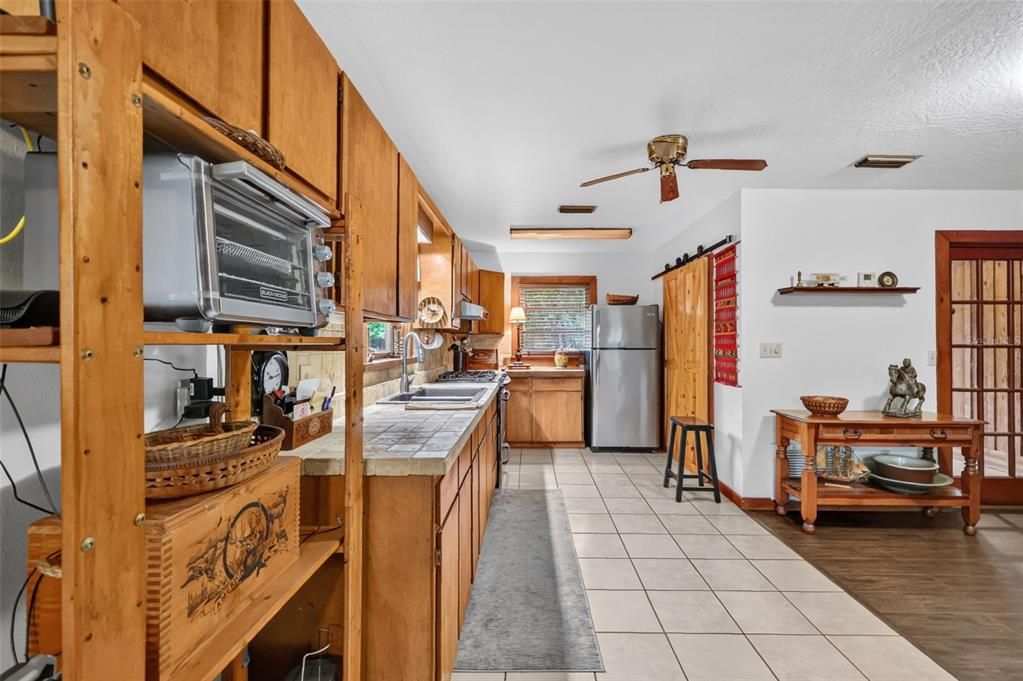 For Sale: $380,000 (2 beds, 1 baths, 1008 Square Feet)