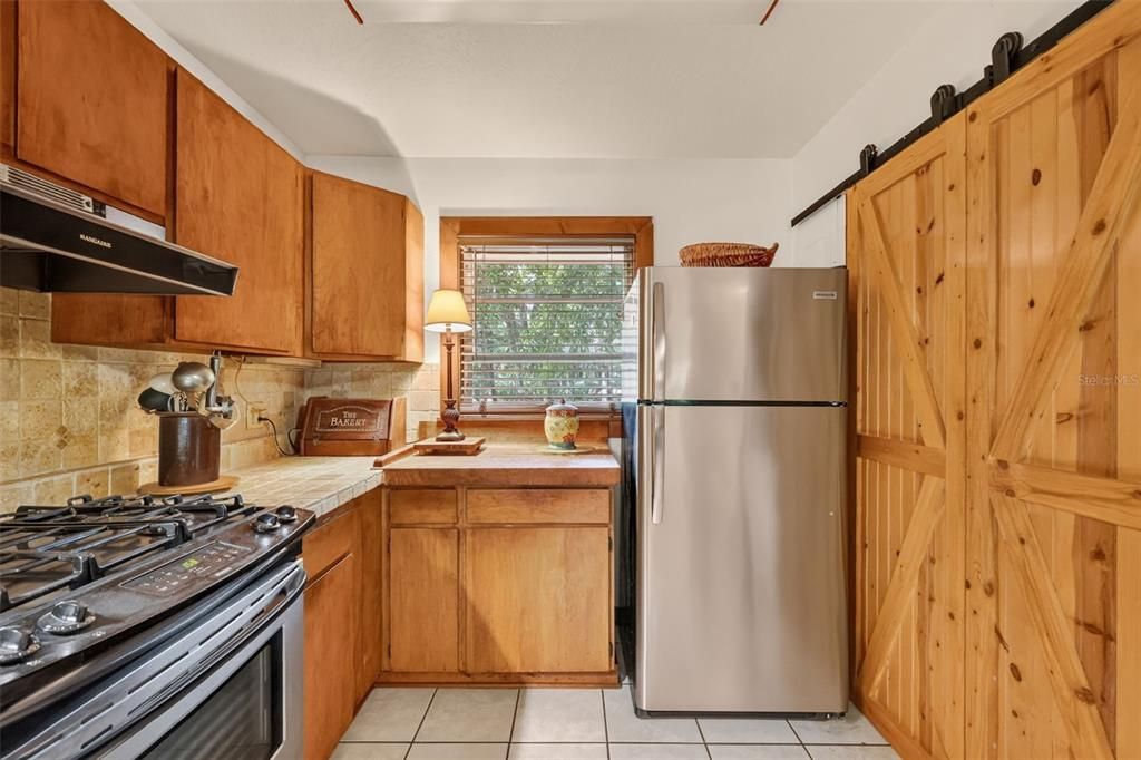 For Sale: $380,000 (2 beds, 1 baths, 1008 Square Feet)