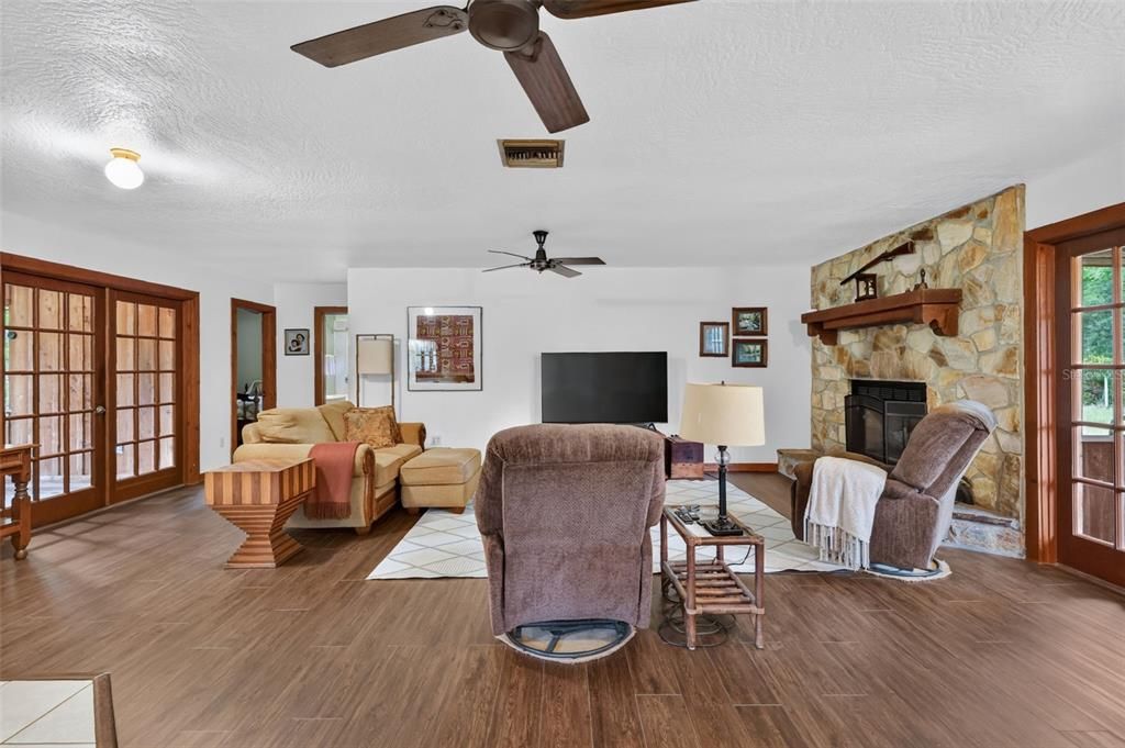 For Sale: $380,000 (2 beds, 1 baths, 1008 Square Feet)