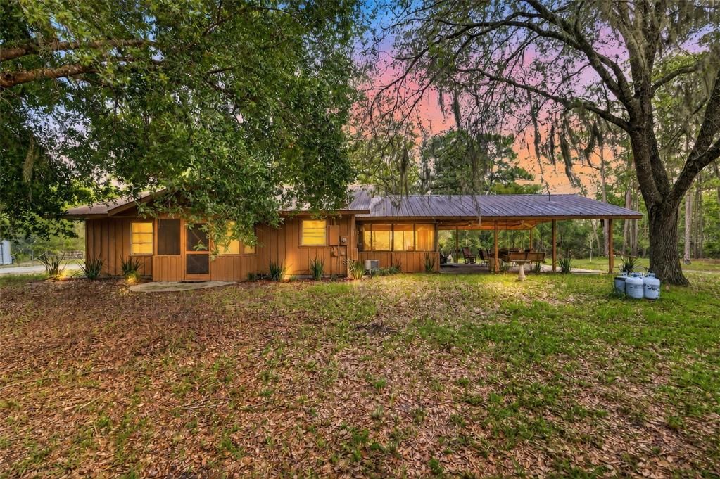 For Sale: $380,000 (2 beds, 1 baths, 1008 Square Feet)