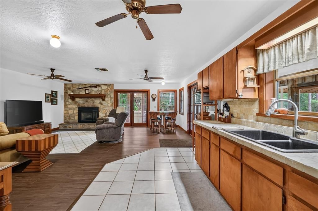 For Sale: $380,000 (2 beds, 1 baths, 1008 Square Feet)