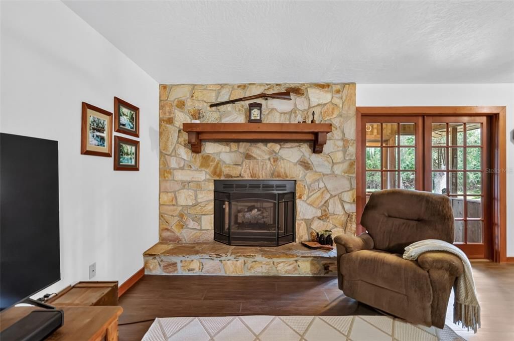 For Sale: $380,000 (2 beds, 1 baths, 1008 Square Feet)