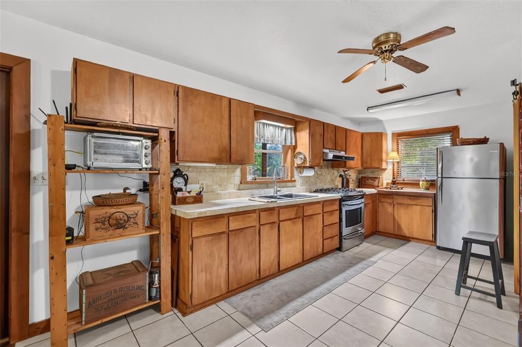 For Sale: $380,000 (2 beds, 1 baths, 1008 Square Feet)