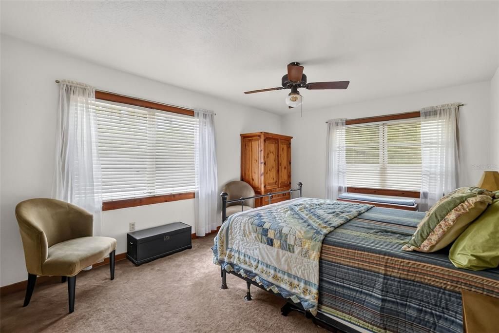 For Sale: $380,000 (2 beds, 1 baths, 1008 Square Feet)
