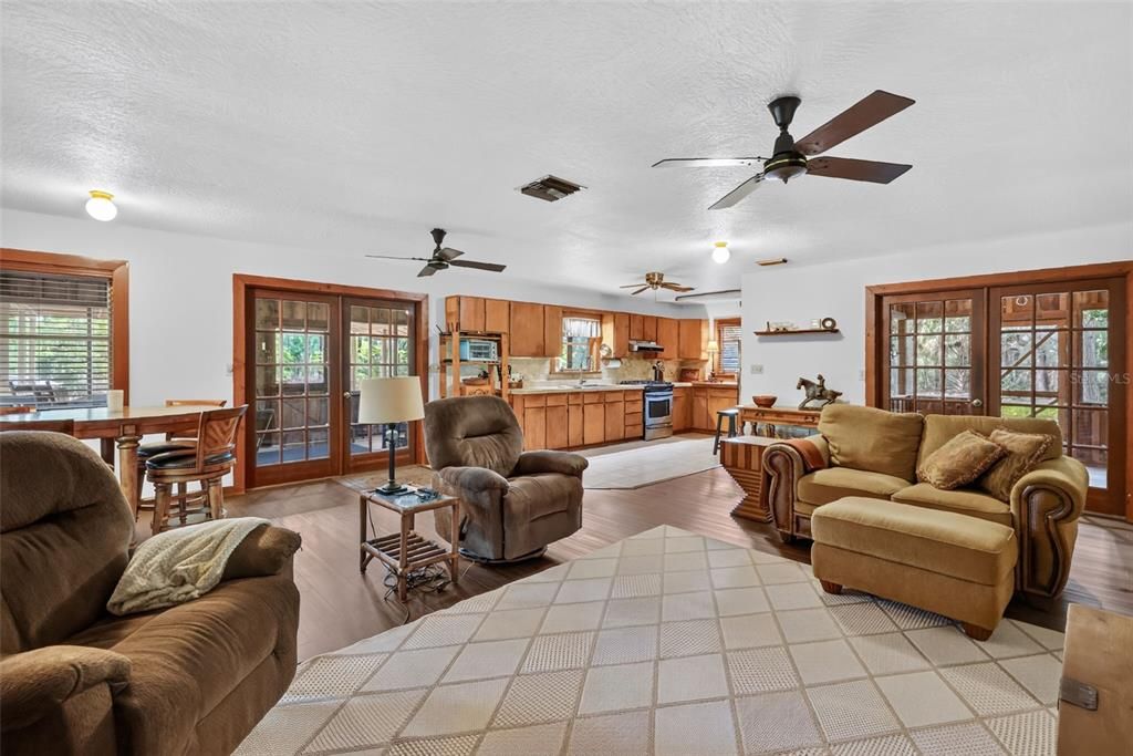 For Sale: $380,000 (2 beds, 1 baths, 1008 Square Feet)