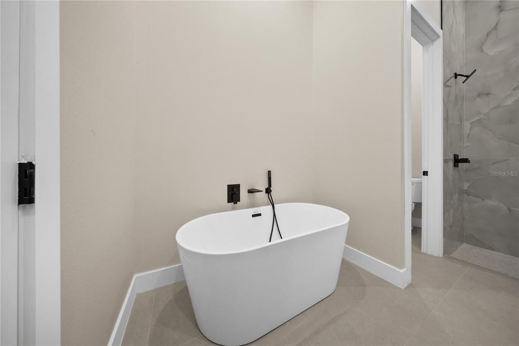 For Sale: $480,000 (3 beds, 3 baths, 2212 Square Feet)