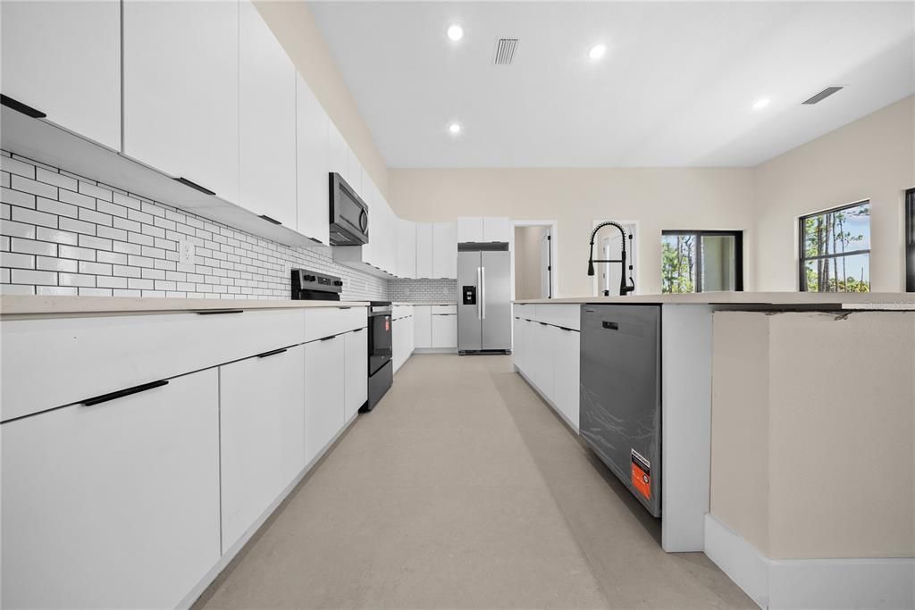 For Sale: $480,000 (3 beds, 3 baths, 2212 Square Feet)
