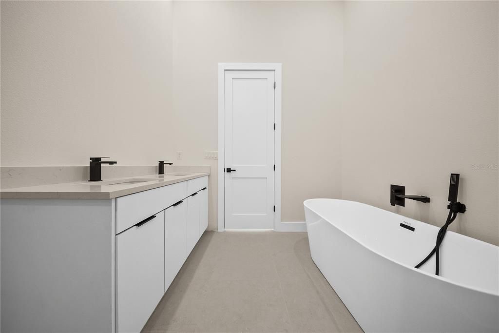 For Sale: $480,000 (3 beds, 3 baths, 2212 Square Feet)