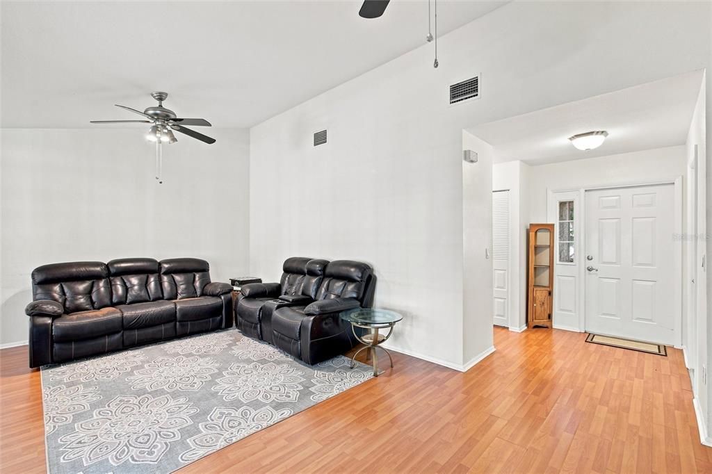 На продажу: $289,999 (3 спален, 2 ванн, 1252 Квадратных фут)