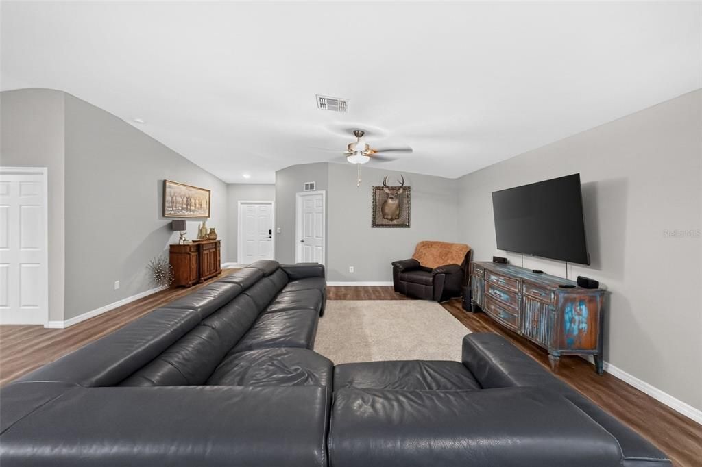 For Sale: $350,000 (4 beds, 2 baths, 1842 Square Feet)
