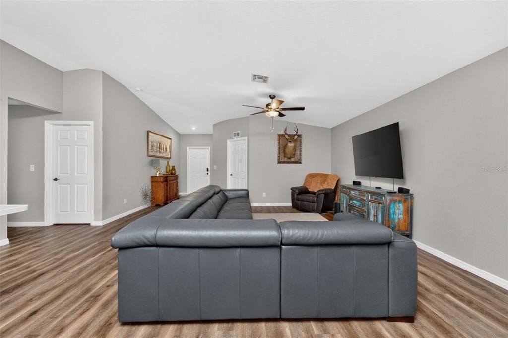 For Sale: $350,000 (4 beds, 2 baths, 1842 Square Feet)