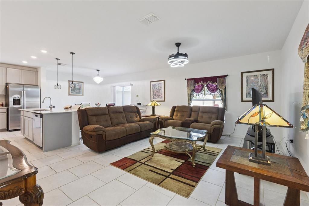 En Venta: $335,000 (4 camas, 2 baños, 1966 Pies cuadrados)