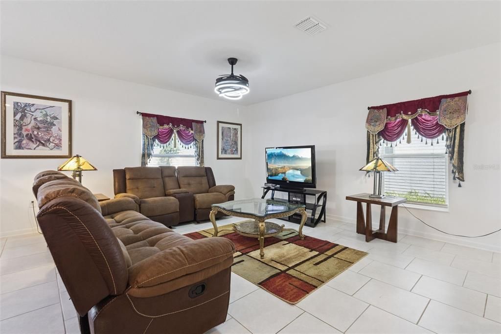 En Venta: $335,000 (4 camas, 2 baños, 1966 Pies cuadrados)