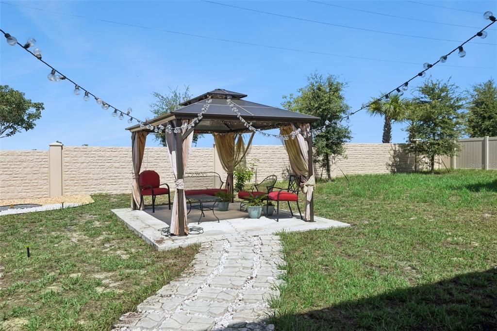 En Venta: $335,000 (4 camas, 2 baños, 1966 Pies cuadrados)