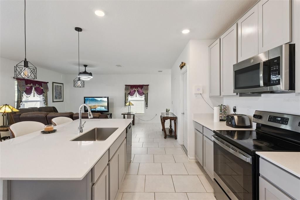 En Venta: $335,000 (4 camas, 2 baños, 1966 Pies cuadrados)