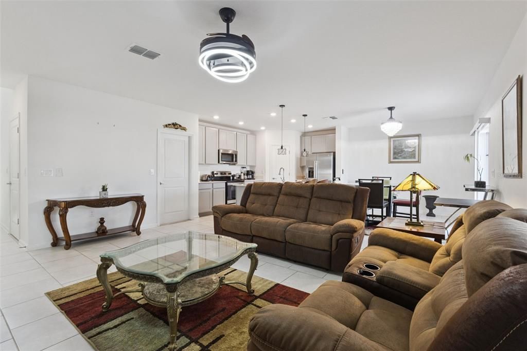 En Venta: $335,000 (4 camas, 2 baños, 1966 Pies cuadrados)