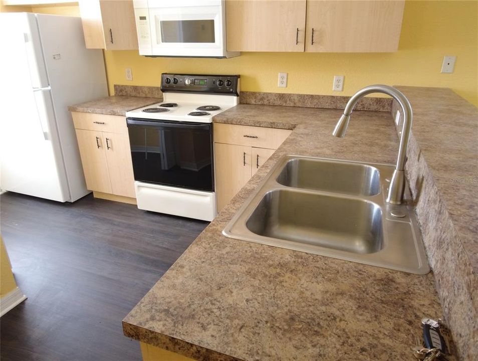 В аренду: $1,450 (2 спален, 2 ванн, 981 Квадратных фут)