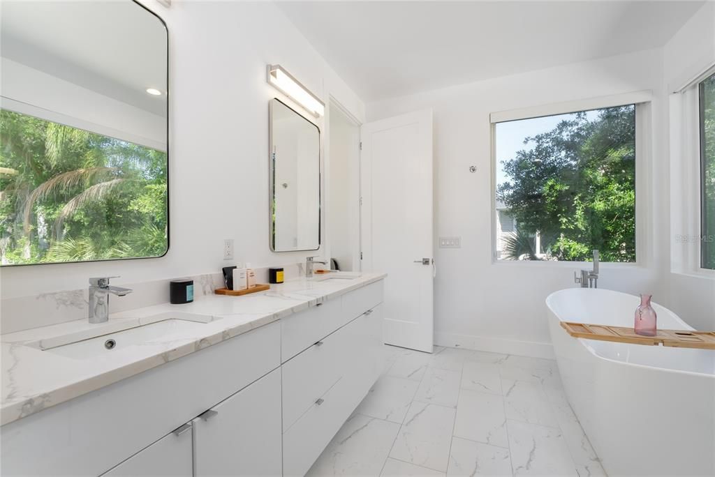 En Venta: $2,395,000 (5 camas, 5 baños, 4094 Pies cuadrados)