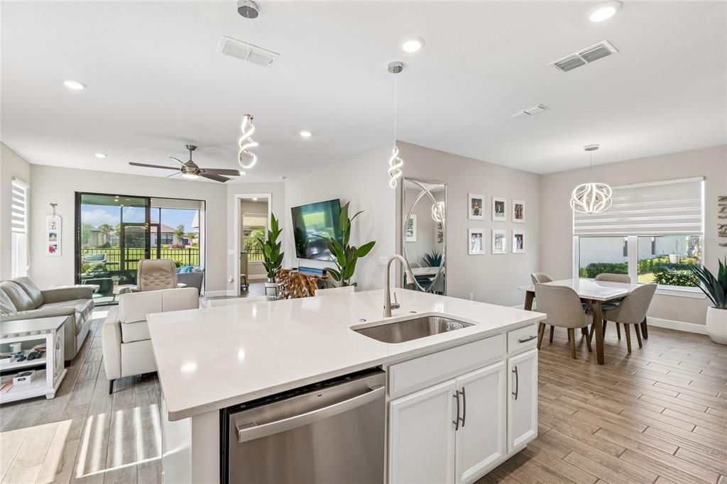 For Sale: $350,000 (2 beds, 2 baths, 1653 Square Feet)
