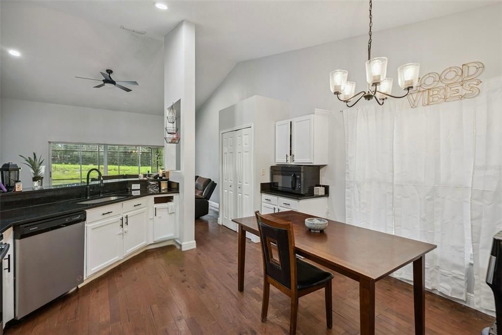 En Venta: $460,000 (4 camas, 2 baños, 2351 Pies cuadrados)