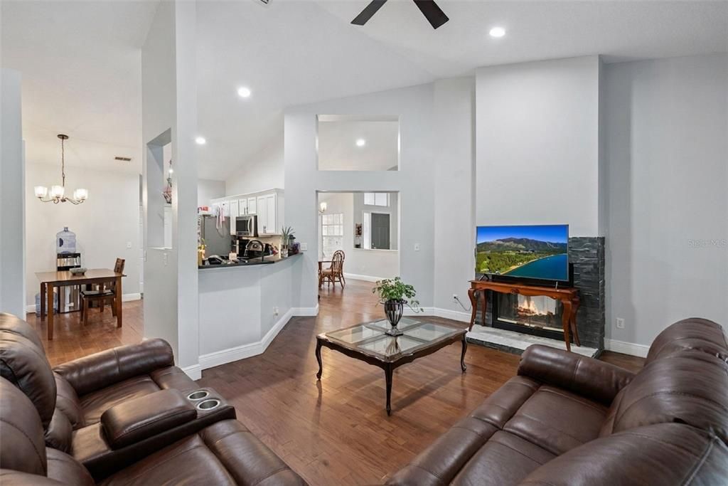 En Venta: $460,000 (4 camas, 2 baños, 2351 Pies cuadrados)