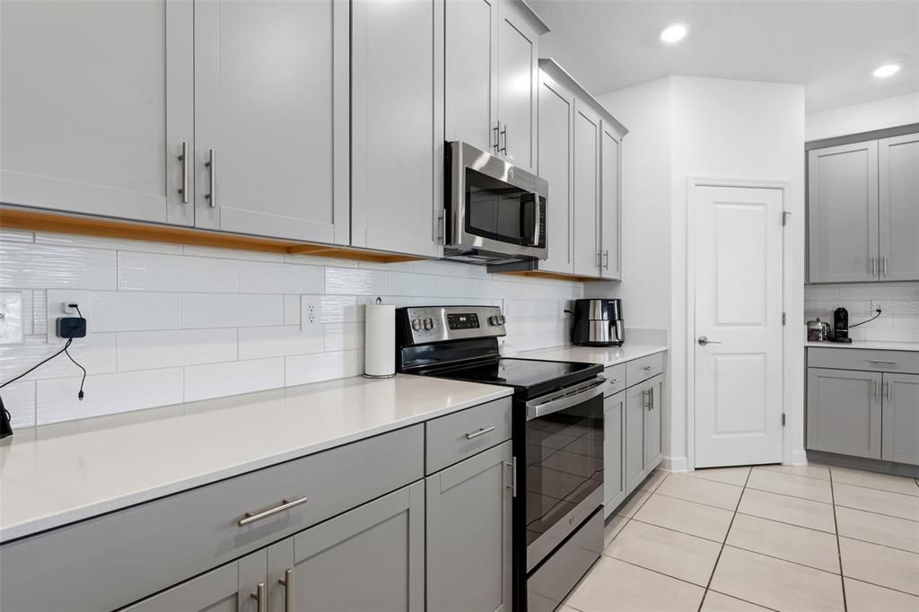 For Sale: $930,000 (5 beds, 3 baths, 3654 Square Feet)