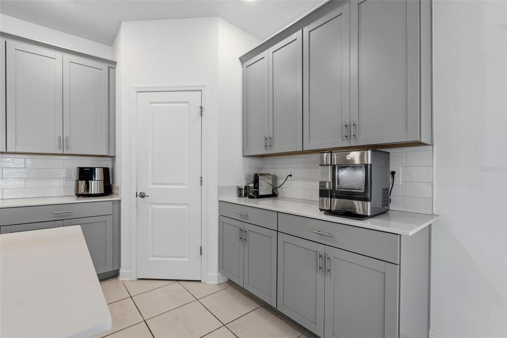 For Sale: $930,000 (5 beds, 3 baths, 3654 Square Feet)