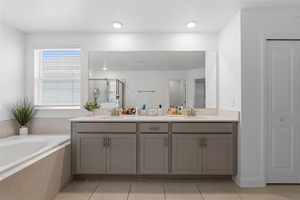 For Sale: $930,000 (5 beds, 3 baths, 3654 Square Feet)