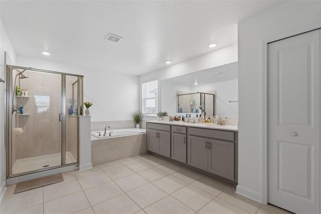 For Sale: $930,000 (5 beds, 3 baths, 3654 Square Feet)