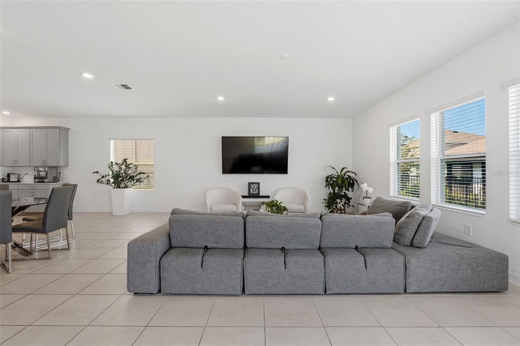For Sale: $930,000 (5 beds, 3 baths, 3654 Square Feet)