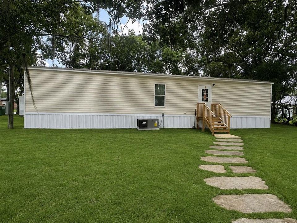 For Sale: $175,999 (2 beds, 2 baths, 728 Square Feet)