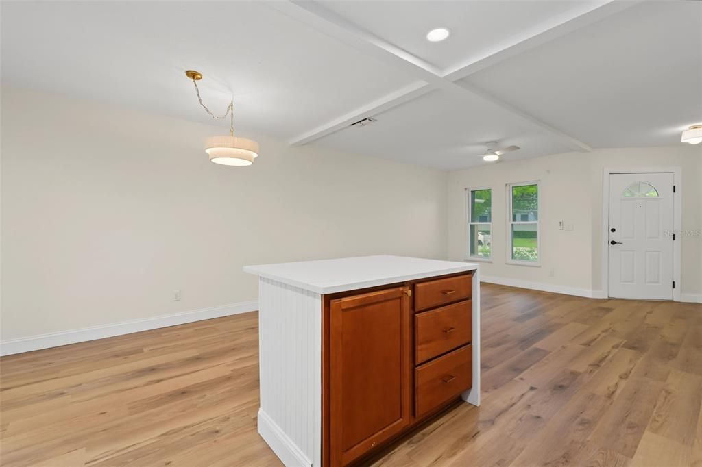 En Venta: $359,000 (3 camas, 2 baños, 1101 Pies cuadrados)