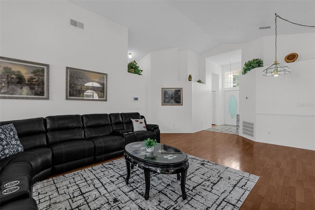 En Venta: $405,000 (3 camas, 2 baños, 1700 Pies cuadrados)
