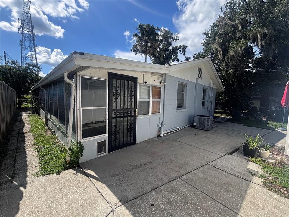 For Sale: $229,900 (2 beds, 1 baths, 1090 Square Feet)