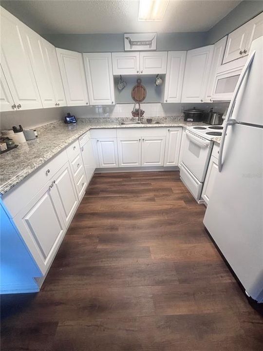 For Sale: $229,900 (2 beds, 1 baths, 1090 Square Feet)