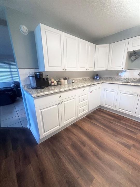 For Sale: $229,900 (2 beds, 1 baths, 1090 Square Feet)