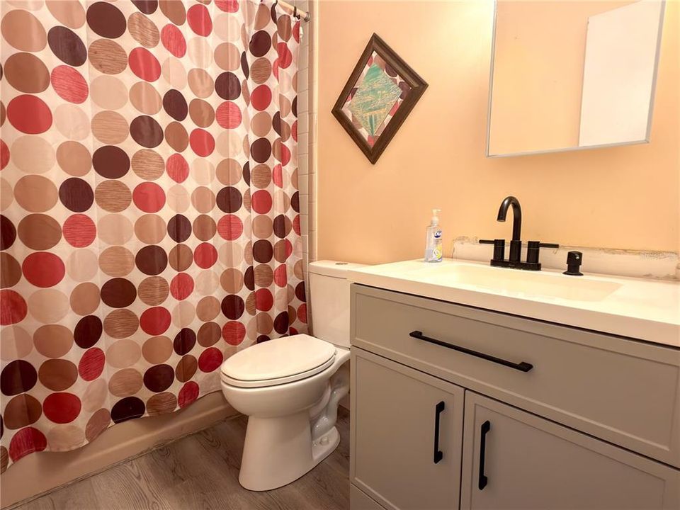 Activo con contrato: $230,000 (3 camas, 2 baños, 1176 Pies cuadrados)