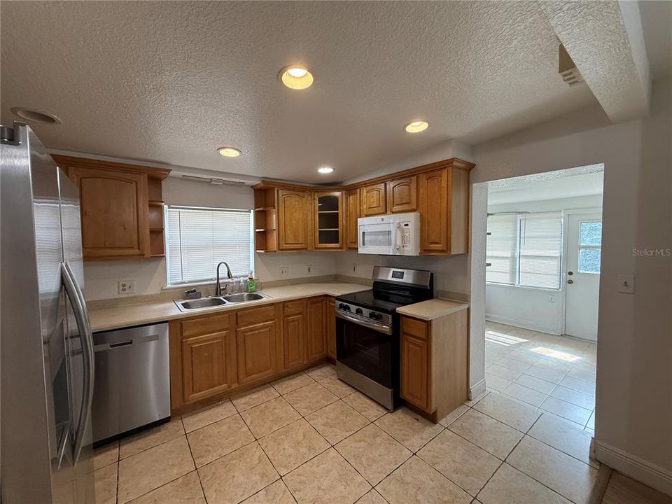 For Rent: $2,300 (3 beds, 2 baths, 1432 Square Feet)