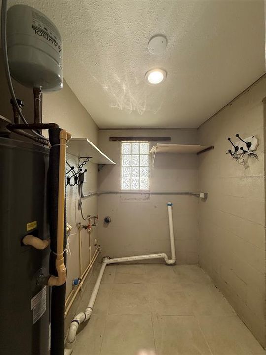 For Rent: $2,600 (3 beds, 1 baths, 1080 Square Feet)