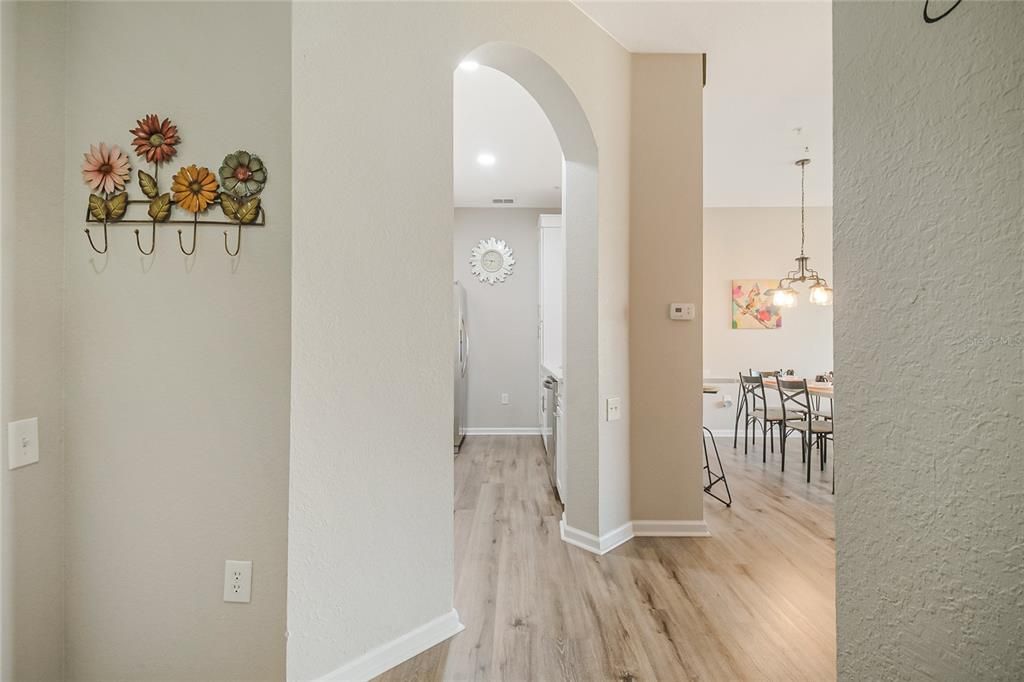 For Sale: $275,000 (2 beds, 2 baths, 1081 Square Feet)