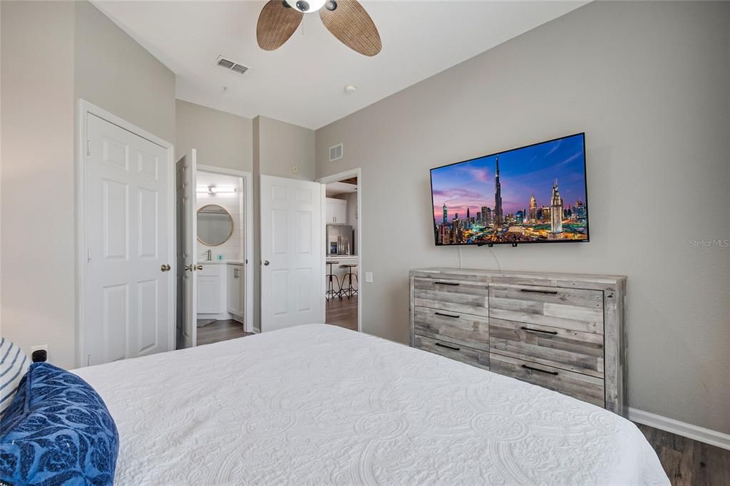 For Sale: $275,000 (2 beds, 2 baths, 1081 Square Feet)