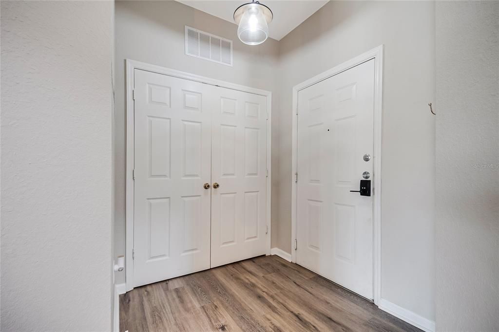 For Sale: $275,000 (2 beds, 2 baths, 1081 Square Feet)