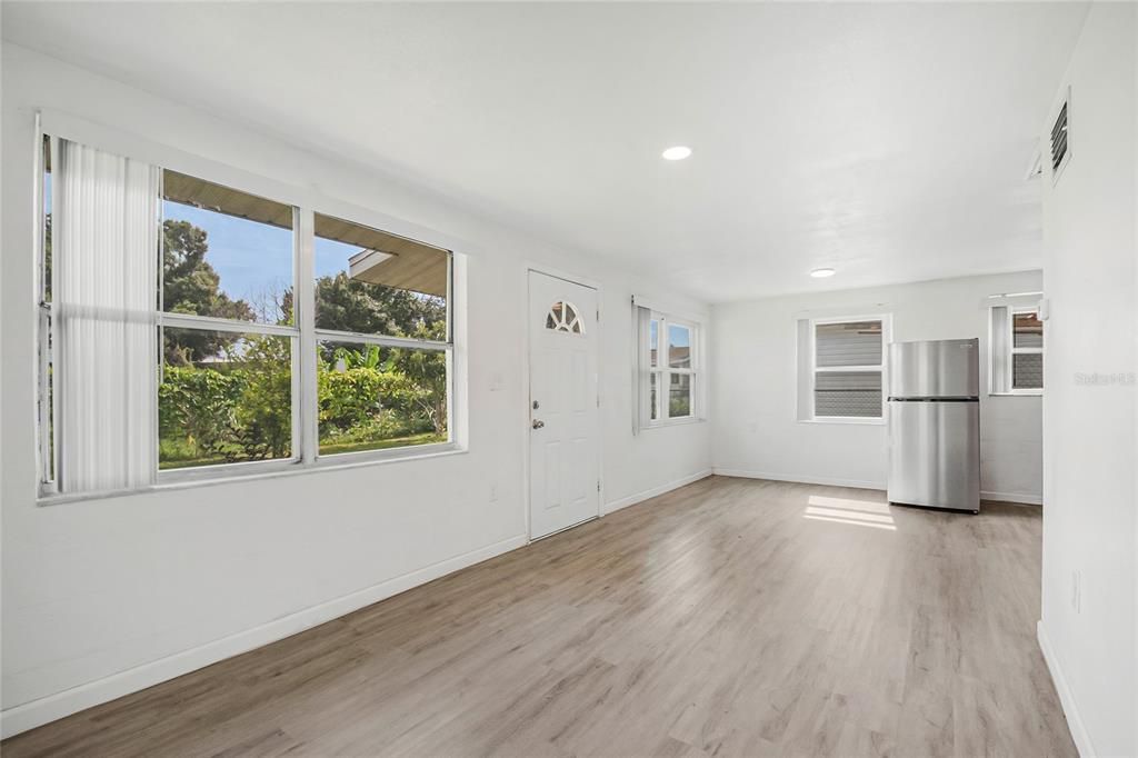 For Sale: $279,900 (3 beds, 3 baths, 1364 Square Feet)